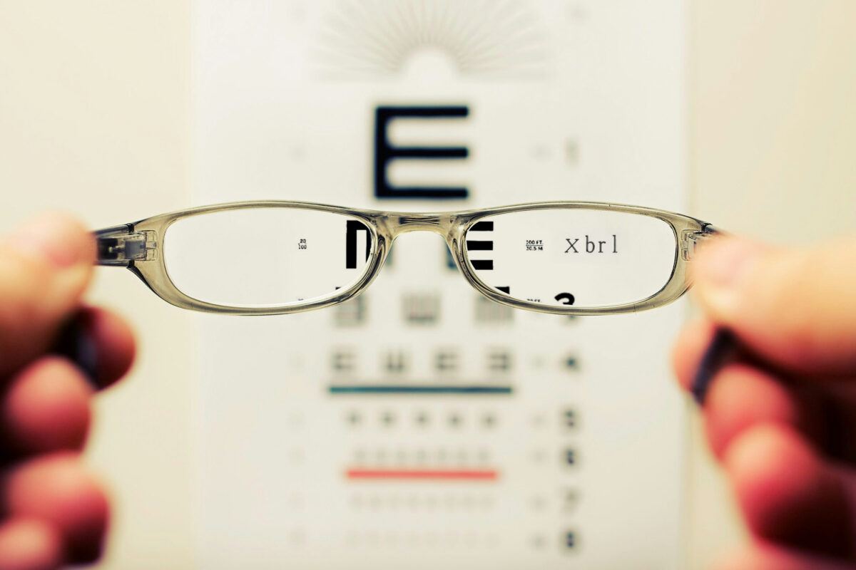 Brille mit Durchblick auf Sehtafel. Bildquelle: David Travis, Unsplash; leicht verändert mit KI von Photoshop