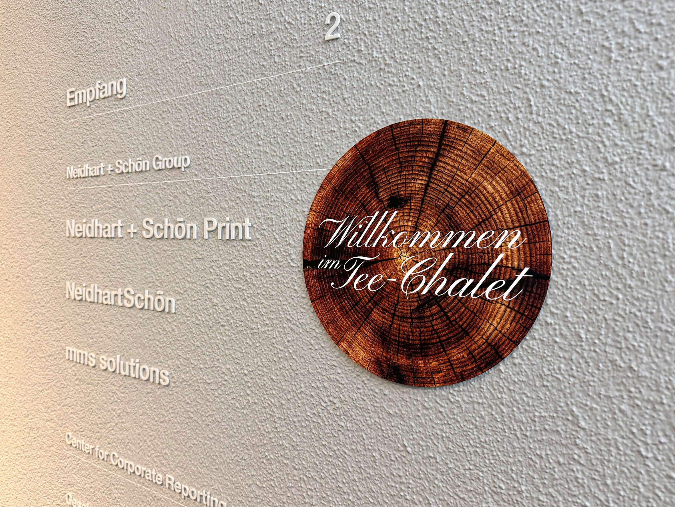 Wegweiser zum Tee-Chalet