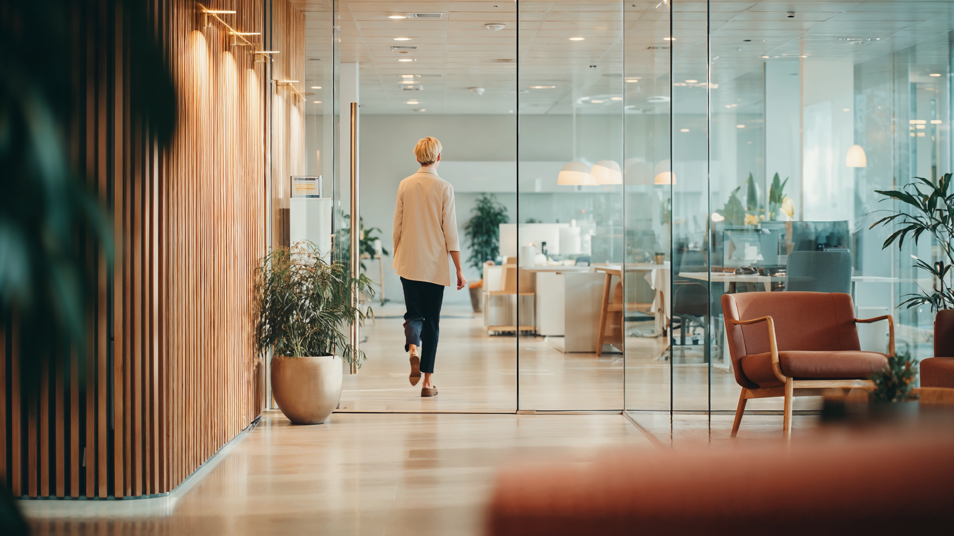 KI-Generiertes Bild eines modernen Grossraum-Büros mit einer Person von hinten.