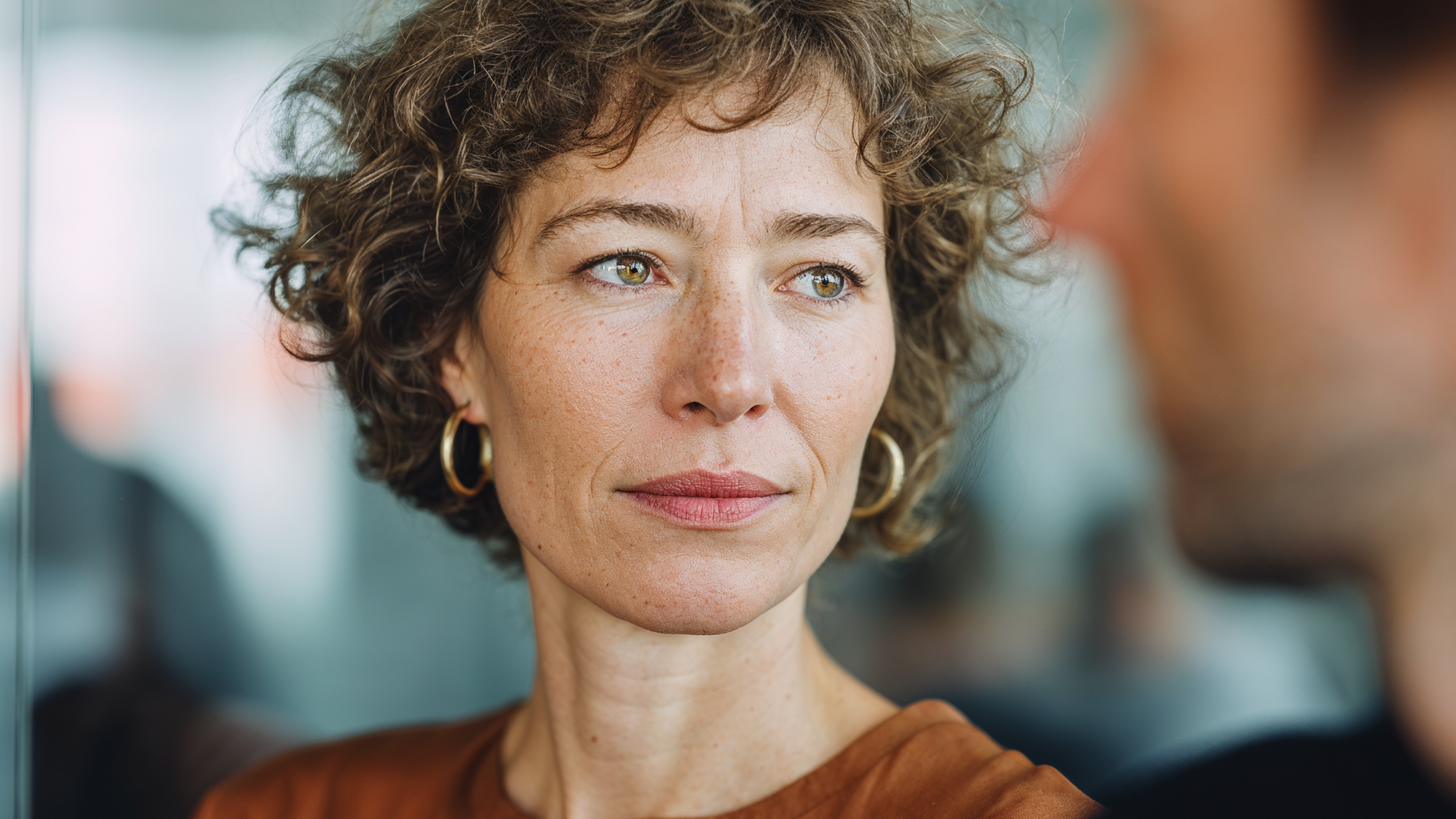 KI-generiertes Bild einer Frau, Portrait Aufnahme mit Tiefen-Unschärfe