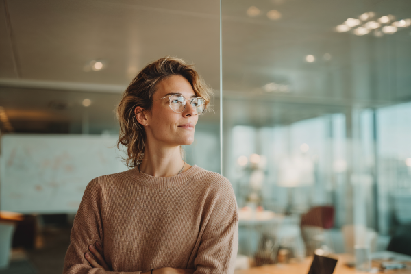 KI-generiertes Bild einer Frau im Corporate Umfeld, Portrait Aufnahme mit Tiefen-Unschärfe